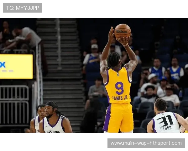 湖人对热火首节天赐演出：海斯神准三分，布朗尼空接暴扣燃爆全场